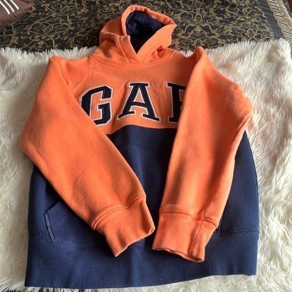 That’s a nice hoodie gap XL Orange and navy blue good conditions